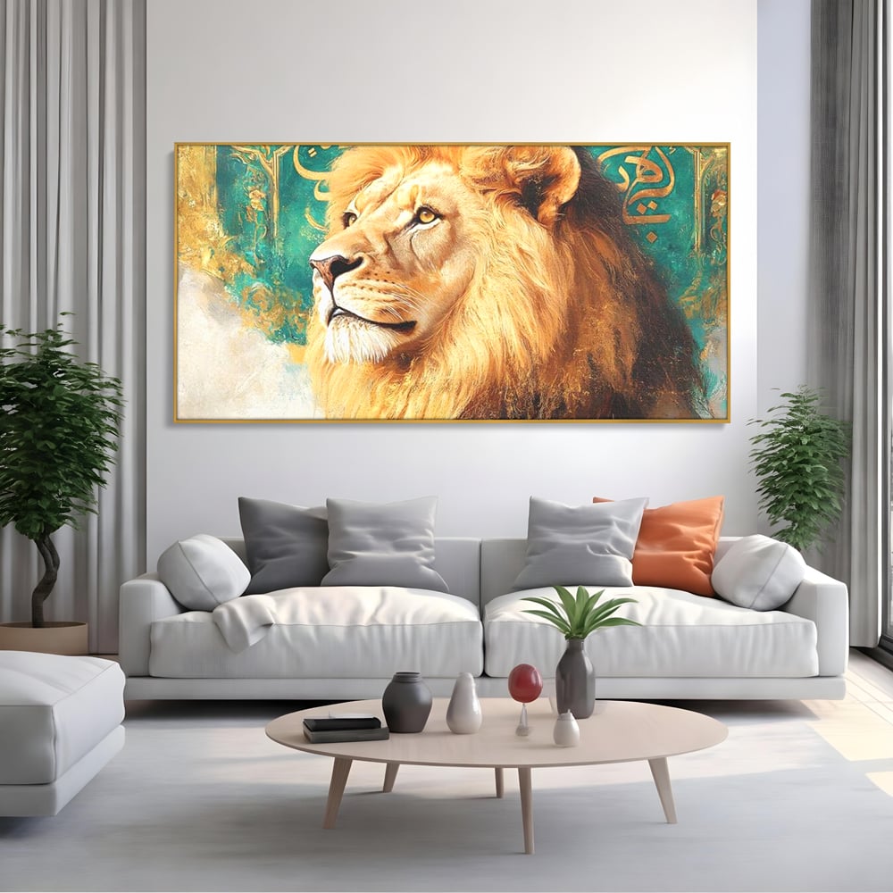Tablou canvas cu tablou canvas cu leu si scriere, in rama de aluminiu auriu, pe perete intr-un living